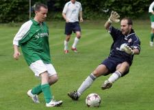 Photo Pascal Muller: Duel entre un attaquant de la Vaudoise Assurances et le gardien de The Great Escape