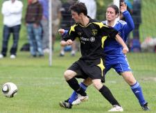 Photo Pascal Muller: Difficile d'approcher les buts du l'UEFA doit se dire l'attaquant de GDJ (en noir)