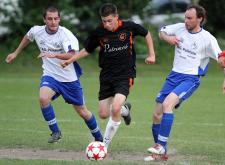 Photo Pascal Muller: Chantemerle (noir) domine son groupe alors que Mottey (blanc) a posé des problèmes au Bar des Boucaniers en Coupe