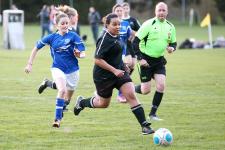 Photo Pascal Muller: Action entre l'EHL féminin (en bleu) et les Leman Black Swans (en noir)